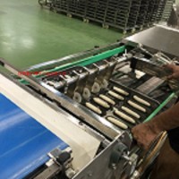 供應(yīng)2021新款珠海勤力漢堡面胚壓扁整形機(jī) 熱狗面胚成卷整形機(jī)