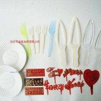 供應(yīng)音樂(lè)蠟燭、刀叉