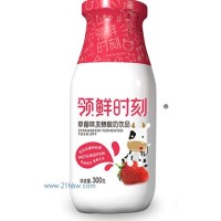 蛋糕店領(lǐng)鮮時(shí)刻草莓味發(fā)酵酸奶飲品