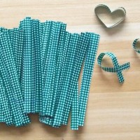 廠家直銷供應優(yōu)質面包糖果禮品工藝品塑料扎絲扎帶格子捆扎禮物