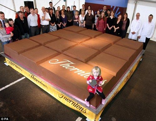 這一巧克力塊花了50名工人10小時時間灌注 