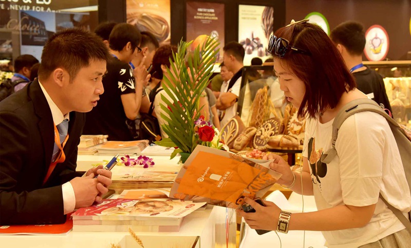 工作人員認(rèn)真解答