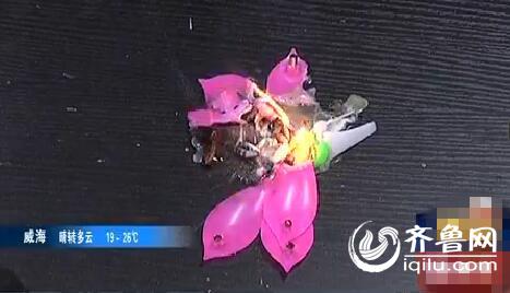 消防官兵和記者的實驗：音樂蠟燭燃燒后發(fā)生爆炸。