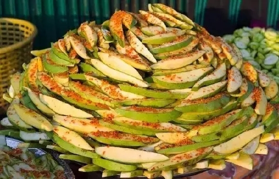 未成熟的青芒果被稱為情人果。是集“色”、“香”、“味”和“營養(yǎng)”為一身的果中佳品，含有大量的營養(yǎng)元素。