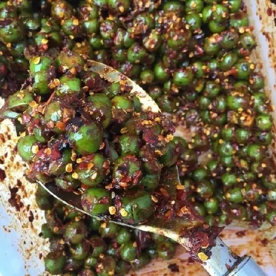 未成熟的青芒果被稱為情人果。是集“色”、“香”、“味”和“營養(yǎng)”為一身的果中佳品，含有大量的營養(yǎng)元素。