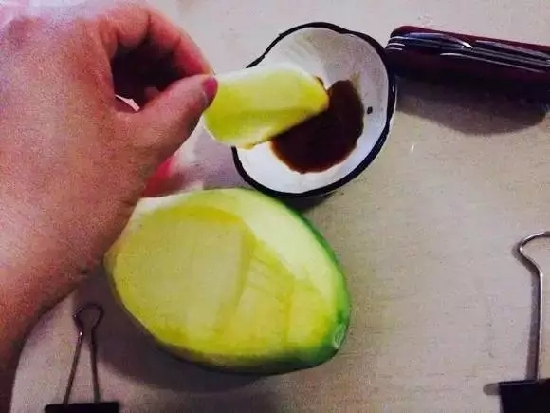 未成熟的青芒果被稱為情人果。是集“色”、“香”、“味”和“營養(yǎng)”為一身的果中佳品，含有大量的營養(yǎng)元素。