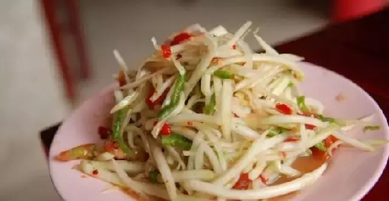 未成熟的青芒果被稱為情人果。是集“色”、“香”、“味”和“營養(yǎng)”為一身的果中佳品，含有大量的營養(yǎng)元素。